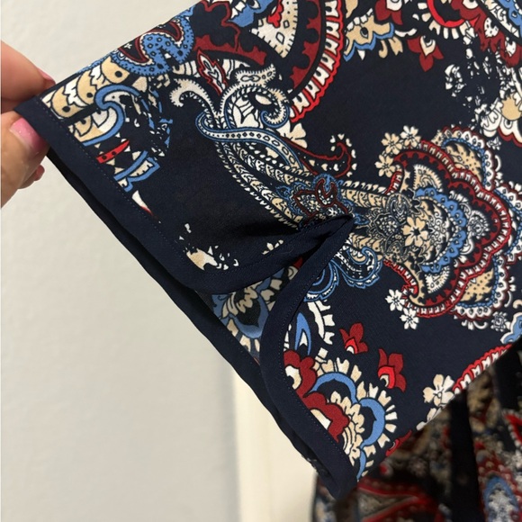 🎉 HP🎉 Floral V Neck Button Down Blouse - Picture 5 of 7